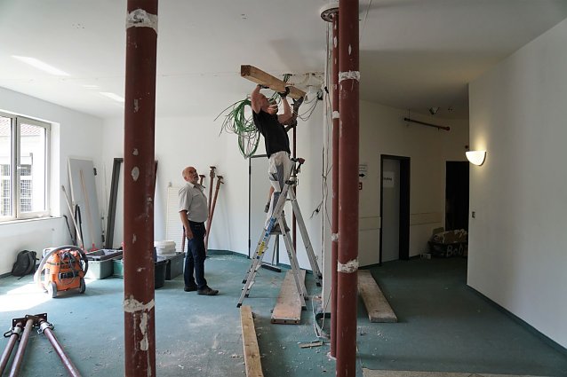 Bild: Matthias Ehrhold und Andreas Lange von der Nordh&auml;user Firma Trockenbau Wajo bauen eine St&uuml;tze ein, ehe ein Teil der Wand f&uuml;r die gr&ouml;&szlig;ere Lobby herausgerissen wird