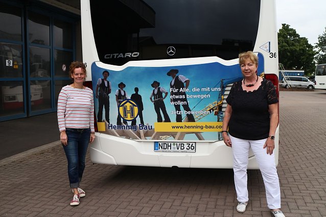 Bild: Doris K&ouml;nig (rechts) und Ivonne Fritsche-Ulrich vor ihrem neuen "Henning-Bus"