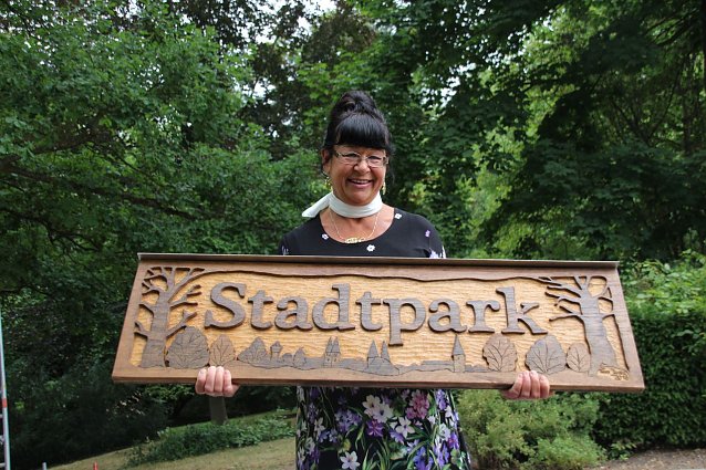 Bild: Tura Jursa mit ihrem Geschenk f&uuml;r den Stadtpark