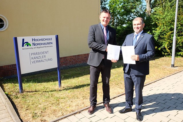 Bild: HSN-Pr&auml;sident Prof. Dr. J&ouml;rg Wagner mit IBEH-Direktor Azad Ahmadov