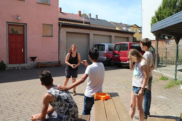 Bild: Linda Kulke von den "Naturfreunden Th&uuml;ringen" kl&auml;rt spielerisch Fragen zu Kinderrechten und Bed&uuml;rfnissen