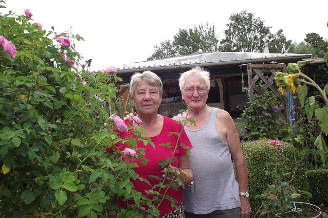 Bild: Klaus und Erika Brehm in ihrem Garten, den sie seit &uuml;ber 46 Jahren hegen und pflegen