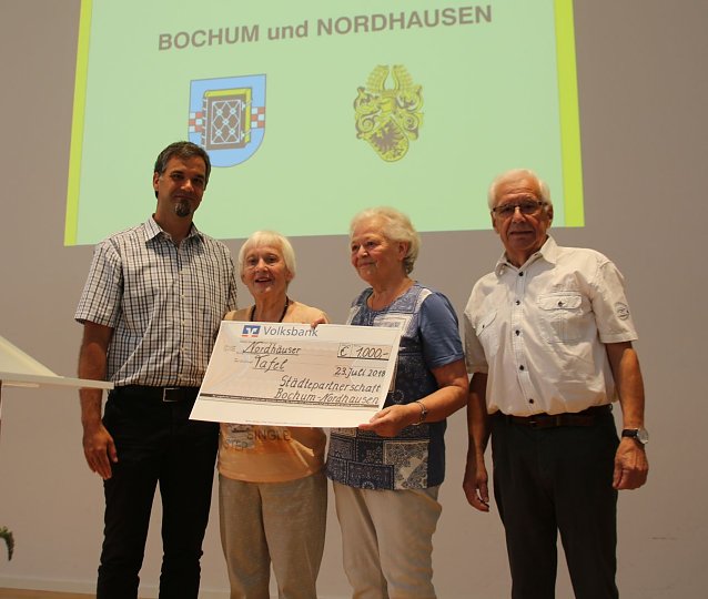 Bild: v.l.n.r.: Kai Buchmann, Oberb&uuml;rgermeister, Frau Michalsky, stellvertretende Vorsitzende des Freundeskreises Bochum-Nordhausen, Helga Rathnau, Vorsitzende des Vereins Nordh&auml;user Tafel, Hans-Joachim Tischer, Vorsitzender des Freundschaftsverein Nordhausen- Bochum