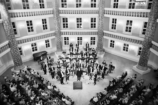 Bild: Zinzi Frohwein und junge Preistr&auml;ger im 1. Loh-Konzert