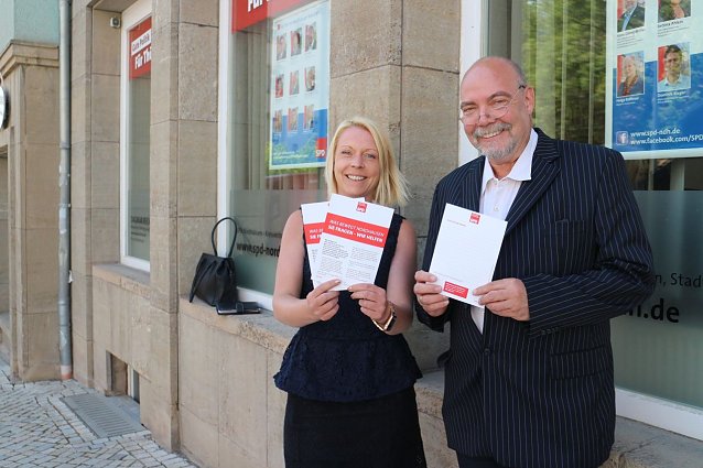 Bild: Der neue Ortsvorsitzende der SPD Hans Georg M&uuml;ller beim Start der SPD Flyeraktion mit Nancy K&auml;mmerer