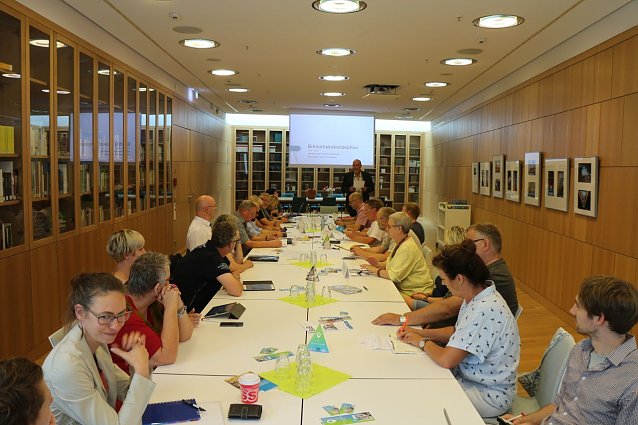 Bild: Ausschussitzung im Lesesaal der Bibliothek