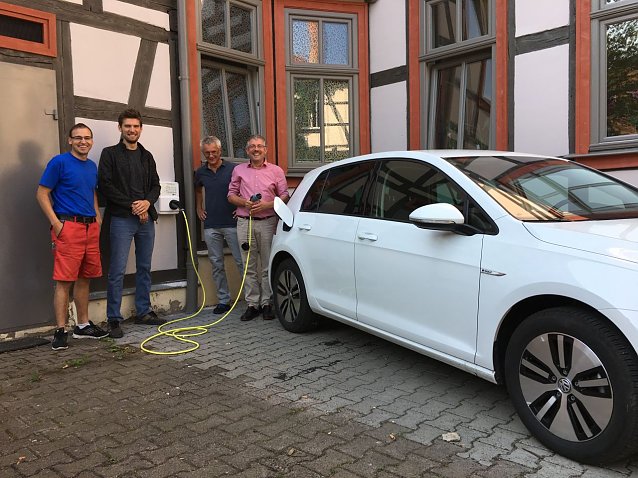 Bild: Thomas Koch (Gesch&auml;ftsf&uuml;hrer Firma Koch), Martin Wurzbacher (technischer Leiter Intrasol), Dr. Uwe Krieger (Pr&auml;ses) sowie Superintendent Andreas Schwarze mit dem Ladestecker