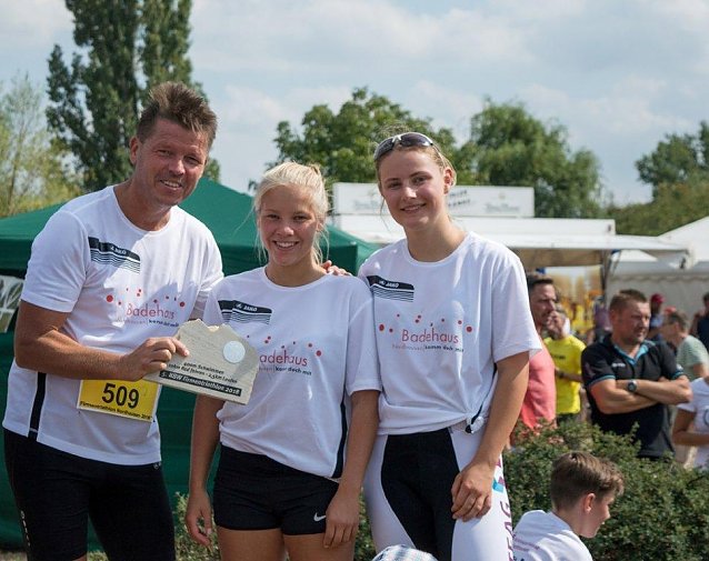 Bild: F&uuml;r die Stadtwerke starteten Jette Eisenschmidt (Schwimmen), Paula Schneller (Radfahren) und Jens Eisenschmidt (Laufen).