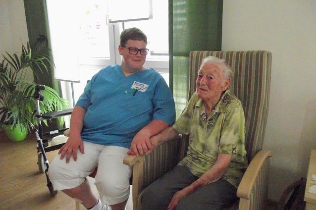 Bild: Liebevoll streichelt Jonas Bruns Waltraud Werneckes Hand. Seit einem Jahr wohnt die 91-J&auml;hrige in der Diakonie Sozialstation G&uuml;nzerode