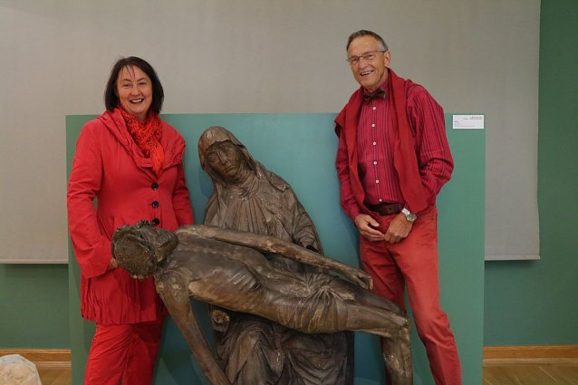 Bild: Susanne Hinsching, eine 500 Jahre alte Piet&agrave; und Dr. Wolfgang Pientka