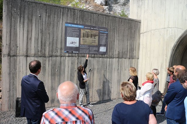 Bild: Erinnerungsarbeit durch Freiwillige, Florentine Wieser hat mit ihren FSJ-Kollegen an dem Plakat gearbeitet 