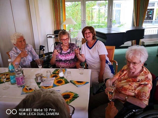 Bild: Sommernachmittag mit Angeh&ouml;rigen im KMG S&uuml;lzhayn