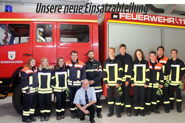 Bild: Einsatzabteilung - Von den 9 neuen Kameraden kommen die 3 M&auml;dels und 4 Jungen aus der Jugendfeuerwehr Sundhausen. Mittig auf dem Foto ist der Wehrf&uuml;hrer David Schlacken (6. von links), der Stellvertreter des Wehrf&uuml;hrers Tobias Ruprecht (4. von links) und der Jugendfeuerwehrwart Mario Willhardt (5. Von links in Hemd und Kravatte) zu sehen; Mario Willhardt