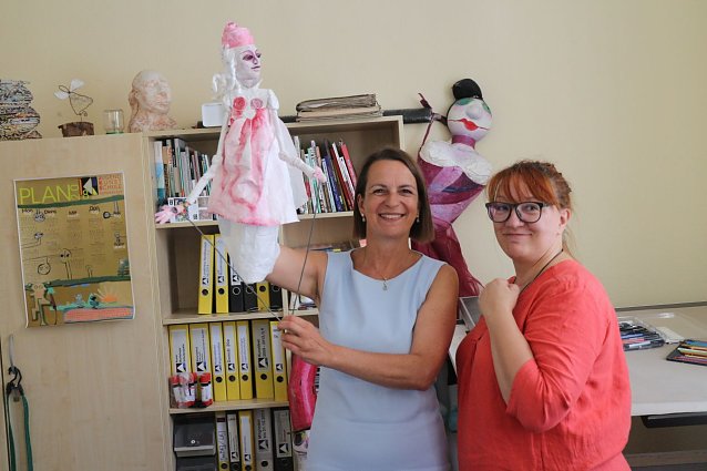 Bild: Staatsekret&auml;rin Babette Winter (links) und Schulleiterin Martina Degenhardt