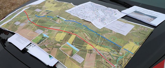 Bild: Aktueller Stra&szlig;enverlauf B243: blau. Neue Trasse: Rot