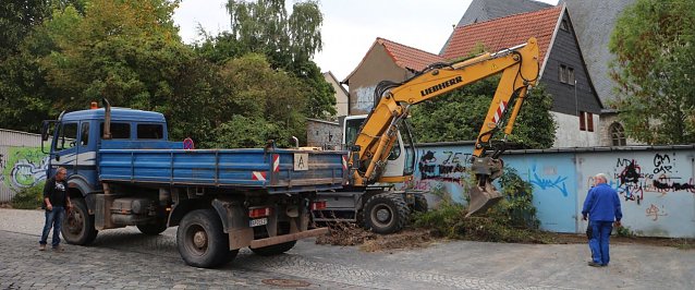 Bild: Die alten Garagen in der Blasiistra&szlig;e kommen weg. Aber noch nicht allzu bald.