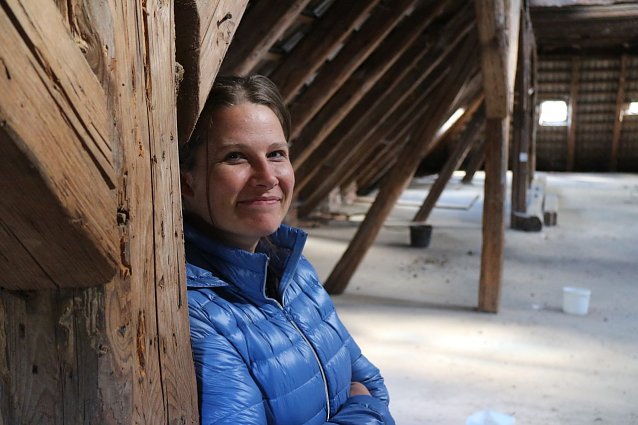 Bild: Ein Spiel aus Licht und Schatten - K&uuml;nstlerin Judith Rautenberg hat das alte Neust&auml;dter Herrenhaus als Hintergrund f&uuml;r ihr Kunstprojekt gew&auml;hlt