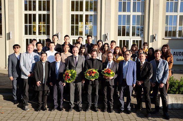 Bild: HUT-Pr&auml;sident, Han Xu, mit HSN-Pr&auml;sident, J&ouml;rg Wagner, Mitgliedern beider Hochschulen sowie Studenten des Doppelabschluss-Programms