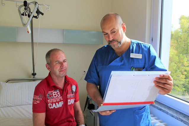 Bild: Dr. Andreas Ubl (re.) bespricht mit Andreas Bauschke nach der erfolgreichen OP den weiteren Genesungsplan