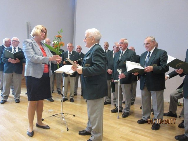 Bild: Horst Dieter Stockhausen geh&ouml;rt mit 81 Jahren zu den &auml;ltesten Sangesfreunden im Nordh&auml;user M&auml;nnerchor. B&uuml;rgermeisterin Jutta Krauth zeichnete ihn f&uuml;r 60-j&auml;hrige Mitgliedschaft  im B&uuml;rgerhaus aus.