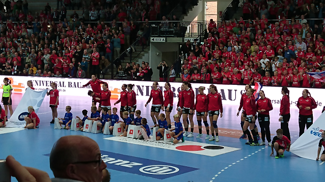 Bild: Klettenbergs junge Handballerinnen und Handballer waren als Einlaufkinder beim Champions-League Spiel dabei