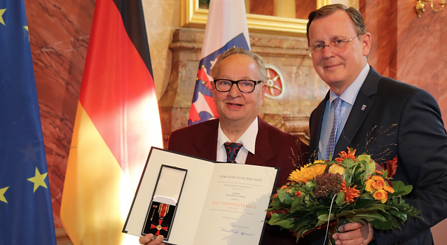 Bild: Siegfried Junker ist f&uuml;r sein langj&auml;hriges Engagement als ehrenamtlicher B&uuml;rgermeister von G&ouml;rsbach mit dem Verdienstkreuz am Bande