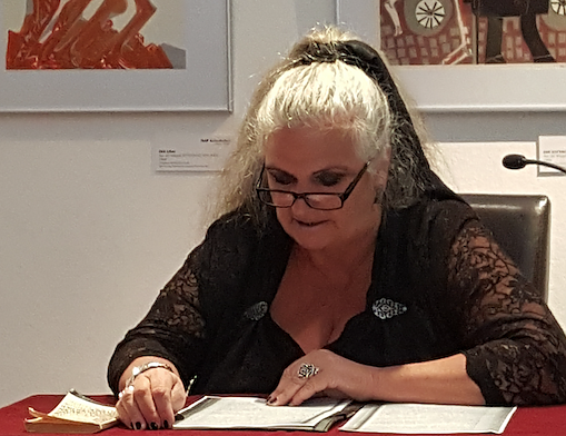 Bild: Anja Eisner liest im Kunsthaus aus "Alice im Wunderland"