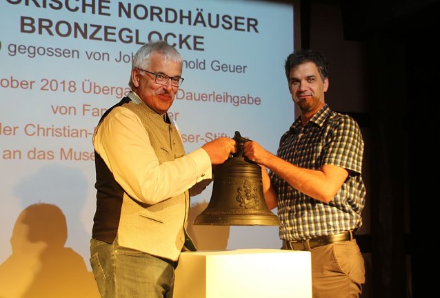 Bild: Heute wurde dem Museum Tabakspeicher eine historische Nordh&auml;user Glocke aus dem fr&uuml;hen 18. Jahrhundert durch den Ehrenb&uuml;rger der Stadt Andreas Lesser &uuml;bergeben