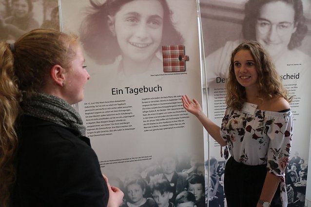 Bild: Stephanie Sch&uuml;ler vom Lift Verein und "peer guide" Emily in der Ausstellung