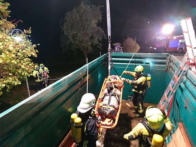 Bild: Proben f&uuml;r den Ernstfall: Feuerwehrausbildung in Neustadt