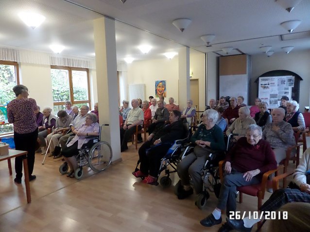Bild: Ein St&auml;ndchen f&uuml;r die Alten von den Jungen im St. Josefshaus