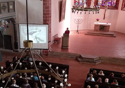 Bild: Am vergangenen Freitag kamen rund 100 Sch&uuml;lerinnen und Sch&uuml;ler aus Nordh&auml;user Regelschulen und dem F&ouml;rderzentrum St. Martin in die St. Blasiikirche. Unter dem Titel "Orgel erz&auml;hlt" lauschten sie der wundersch&ouml;ne Geschichte "Leb wohl, lieber Dachs"