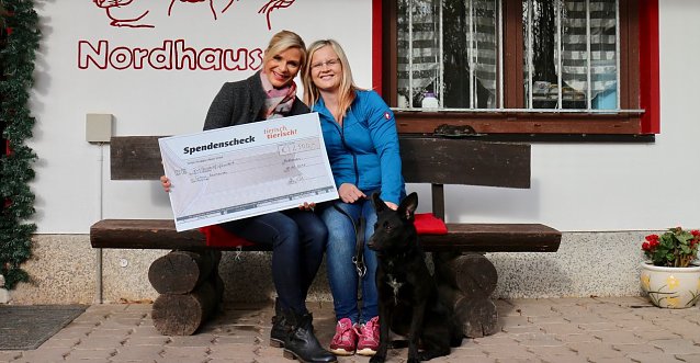 Bild: Unterst&uuml;tzung f&uuml;r das Nordh&auml;user Tierheim: v.l.: Moderatorin Uta Bresan, Tierheim-Leiterin Jennifer Schenk und Mischlingsh&uuml;ndin Nala