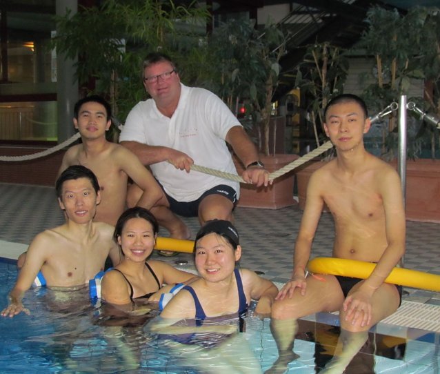 Bild: Chinesische Studenten lernen schwimmen