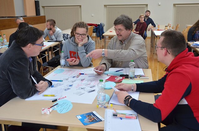 Bild: Die Teilnehmer des Workshops entwickeln innovative Ideen