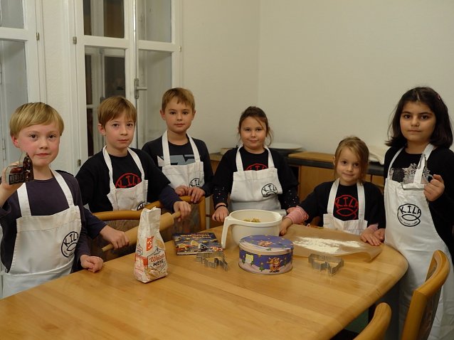 Bild: Die KILA-Kinder wollen die neue K&uuml;che des Gemeindehauses einweihen