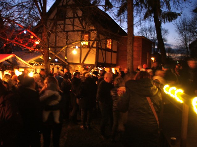 Bild: Zum XV. Historischen Adventsmarkt am 1. Dezember stehen schon die Marktbuden in Erwartung ihrer G&auml;ste auf der alten Wehrkirchenanlage zu Liebenrode bereit