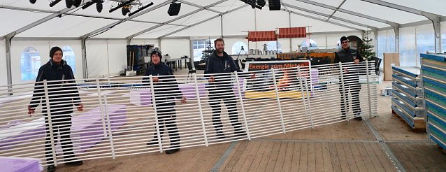 Bild: Frank Jann (rechts) und seine Mitarbeiter bauen die Eisbahn hinter dem Opel-Autohaus auf