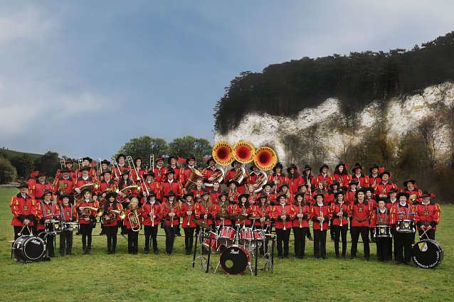 Bild: Mit z&uuml;nftiger Musik spielen die Mitglieder des Fanfarenzuges Neuhof am Samstag auf.