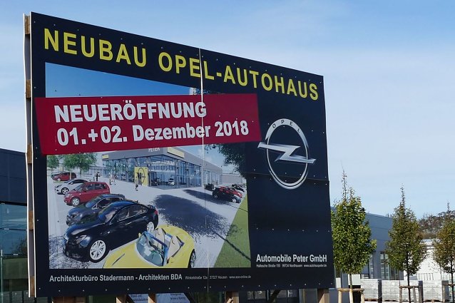 Bild: Willkommen zur Neuer&ouml;ffnung hei&szlig;t es ab Freitag in der Halleschen Stra&szlig;e 152 im und rund um das Opel-Autohaus Peter. 