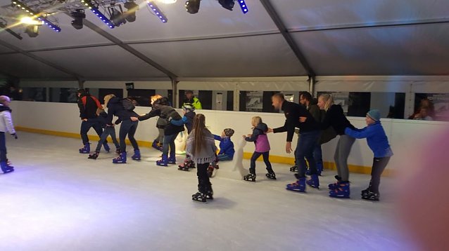 Bild: Einen sch&ouml;nen 2. Advent verbrachten die Kinder und Jugendlichen der Sport & Jugendgruppe Gro&szlig;wechsungen am gestrigen Sonntag auf der Eislaufbahn beim Opel-Autohaus-Peter