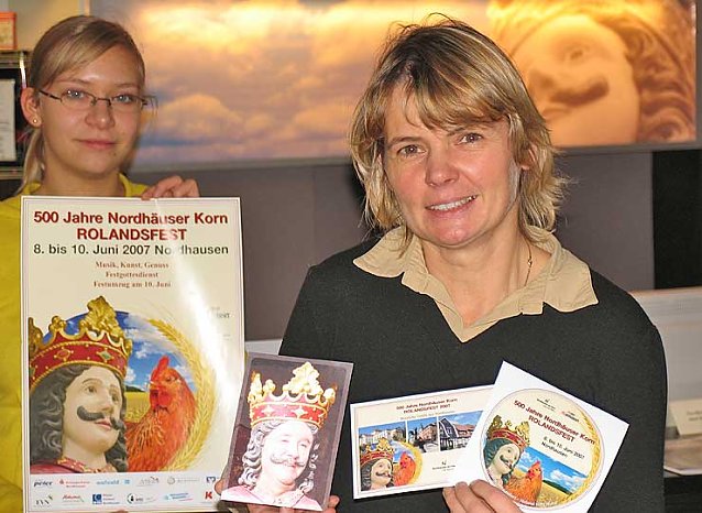Bild: Soraya Grolms und Birgit Adam verkaufen in der Stadtinformation Souvenirs