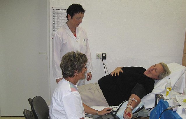 Bild: Zum 100. Mal Blut gespendet: Gisela Grabe