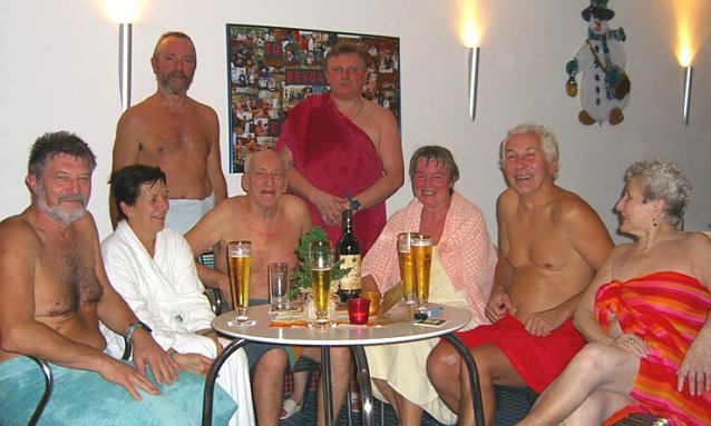 Bild: Feucht-fr&ouml;hliche Feier im Badehaus