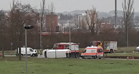 Bild: Unfall am Kreisverkehr
