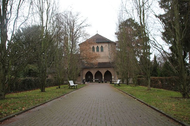 Bild: Auf dem Hauptfriedhof haben die Bauarbeiten an der kleinen Trauerhalle begonnen