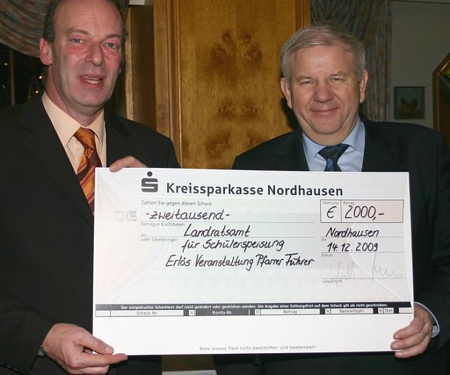 Bild: Scheck &uuml;bergeben