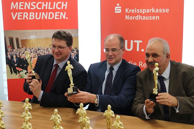 Bild: v.l.: Sparkassenvorstand Thomas Seeber, Landrat Matthias Jendricke und Schulsportkoordinator Werner H&uuml;tcher