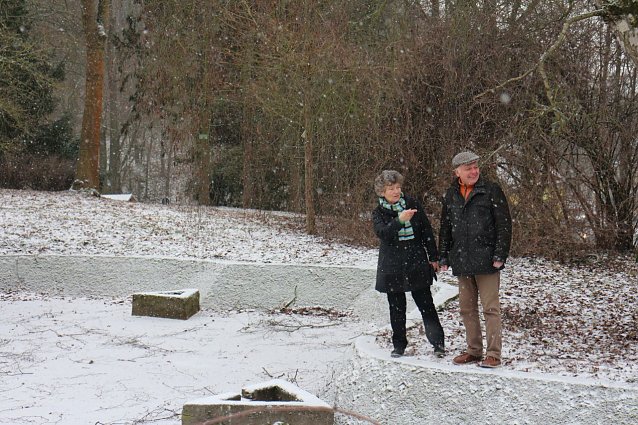 Bild: Gisela Hartmann und Wolfgang Oschinsky an den trockenen Teichen