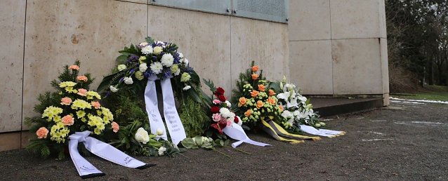 Bild: Gedenken auf dem Ehrenfriedhof